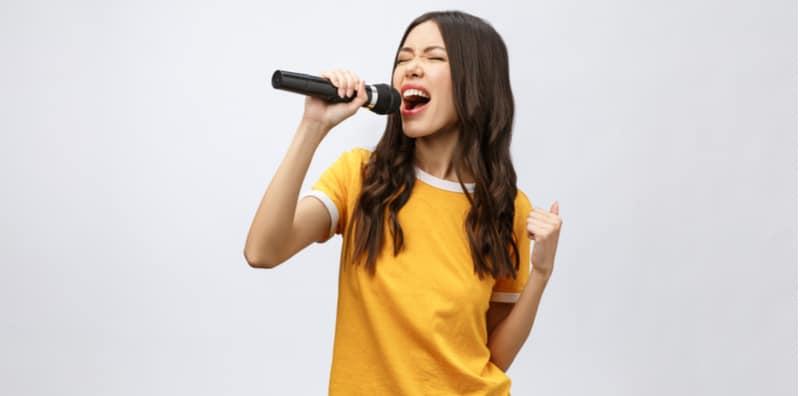 Suara Sengau Bukan Penghalang Untuk Berjaya! Tapi, Apa Penyebab & Rawatan Masalah Ini?