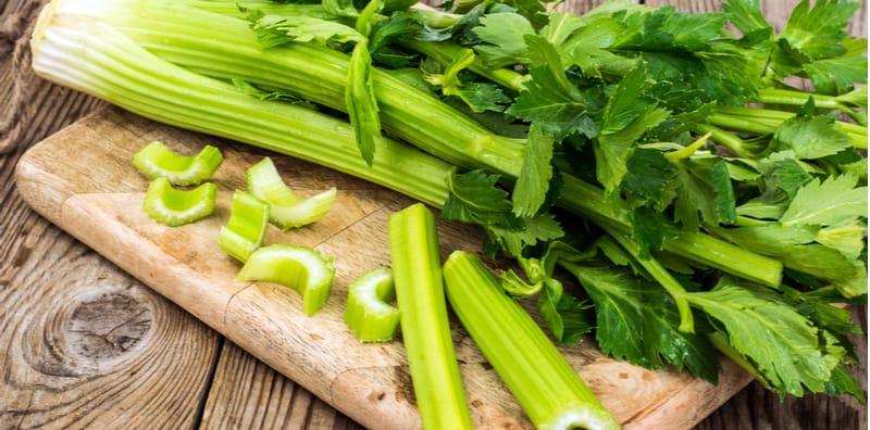 Orang Lelaki Elok Makan Daun Saderi? Katanya Bagus Untuk Naikkan Hormon Ini!