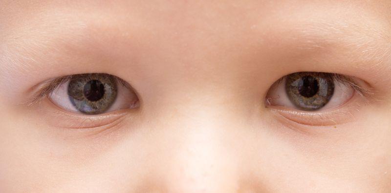 Mata Bayi Asyik Meliar? Ini Cara Mak Ayah Nak Tahu Perkembangan Penglihatan Si Manja