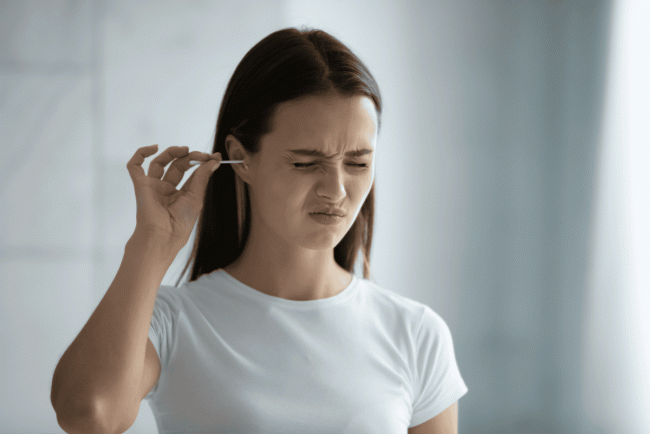 Jangan Korek Telinga Guna Cotton Bud, Ini Cara Selamat Buang Tahi Telinga Keras!