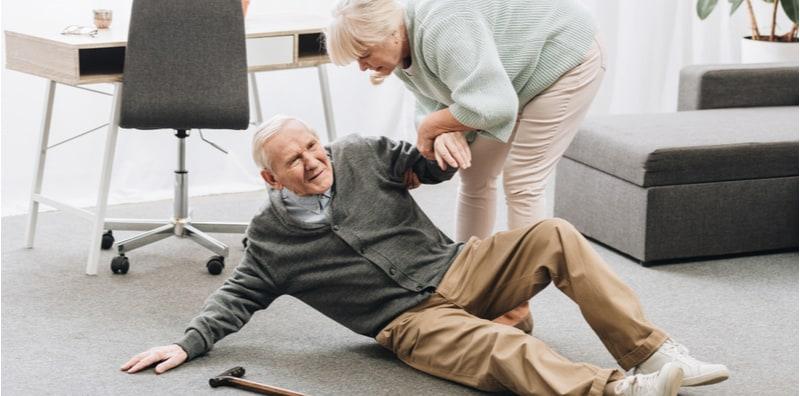Datuk & Nenek Kerap Jatuh Ketika Berdiri Atau Berjalan? Ajarkan Mereka Senaman Otago Ini