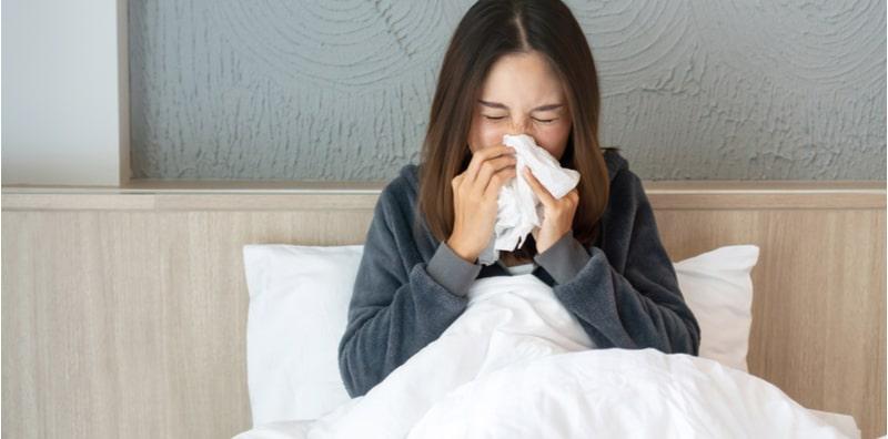 Tak Tahan Selalu Bersin Waktu Bangun Tidur? Ini Mungkin Sebab Alergi Pagi!