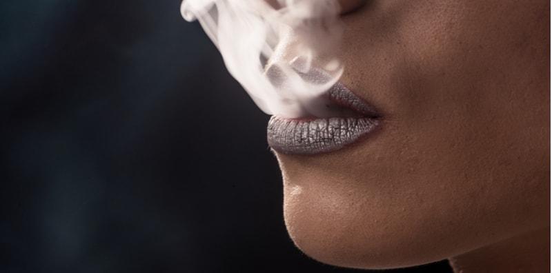 Bukan Saja Pembunuh Senyap, Rokok Juga Buat Bibir & Gusi Jadi Lebih Gelap?