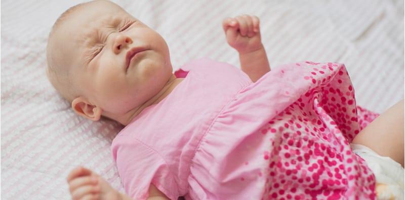 Bayi Menggigil Petanda Demam? Ini Punca Pergerakan Normal & Abnormal