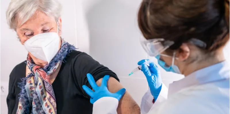 Betul Ke Vaksin COVID-19 Boleh Sebabkan Kesan Sampingan Kekal?