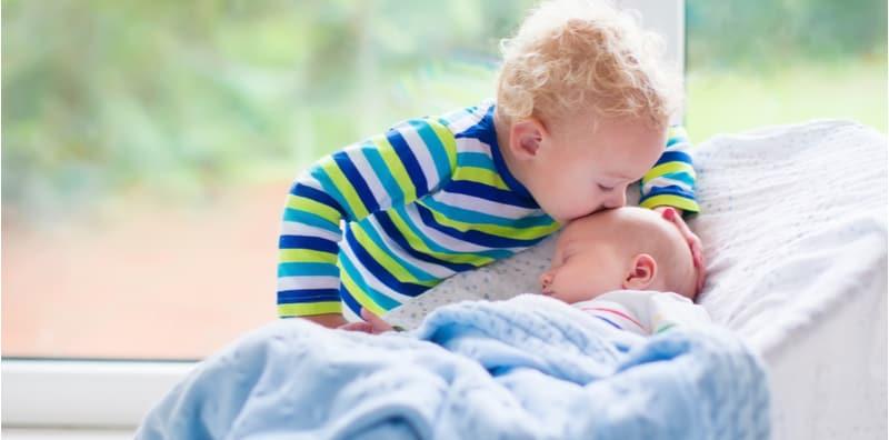 Adakah Anak Bersedia Dengan Kelahiran Adik Baru? Ibu Ayah, Ini Cara Elak Anak Terasa Hati