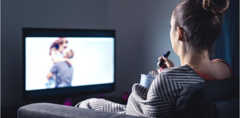 Mata Terasa Tegang Apabila Tengok TV? Menonton Dengan Jarak Dekat Mungkin Puncanya!