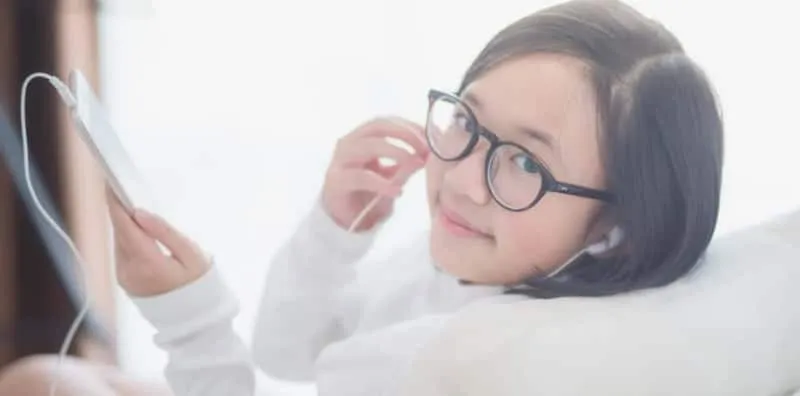 Antara 'Earphone' Dengan 'Headphone', Yang Mana Lebih Baik Untuk Telinga?