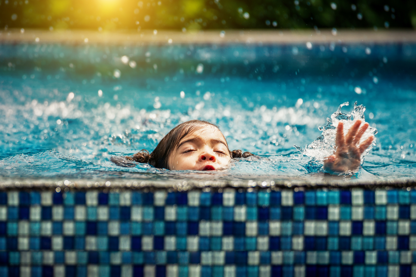 Si Kecil Takut Mandi Laut & Kolam? Mama, Ini Cara Atasi Anak Fobia Air
