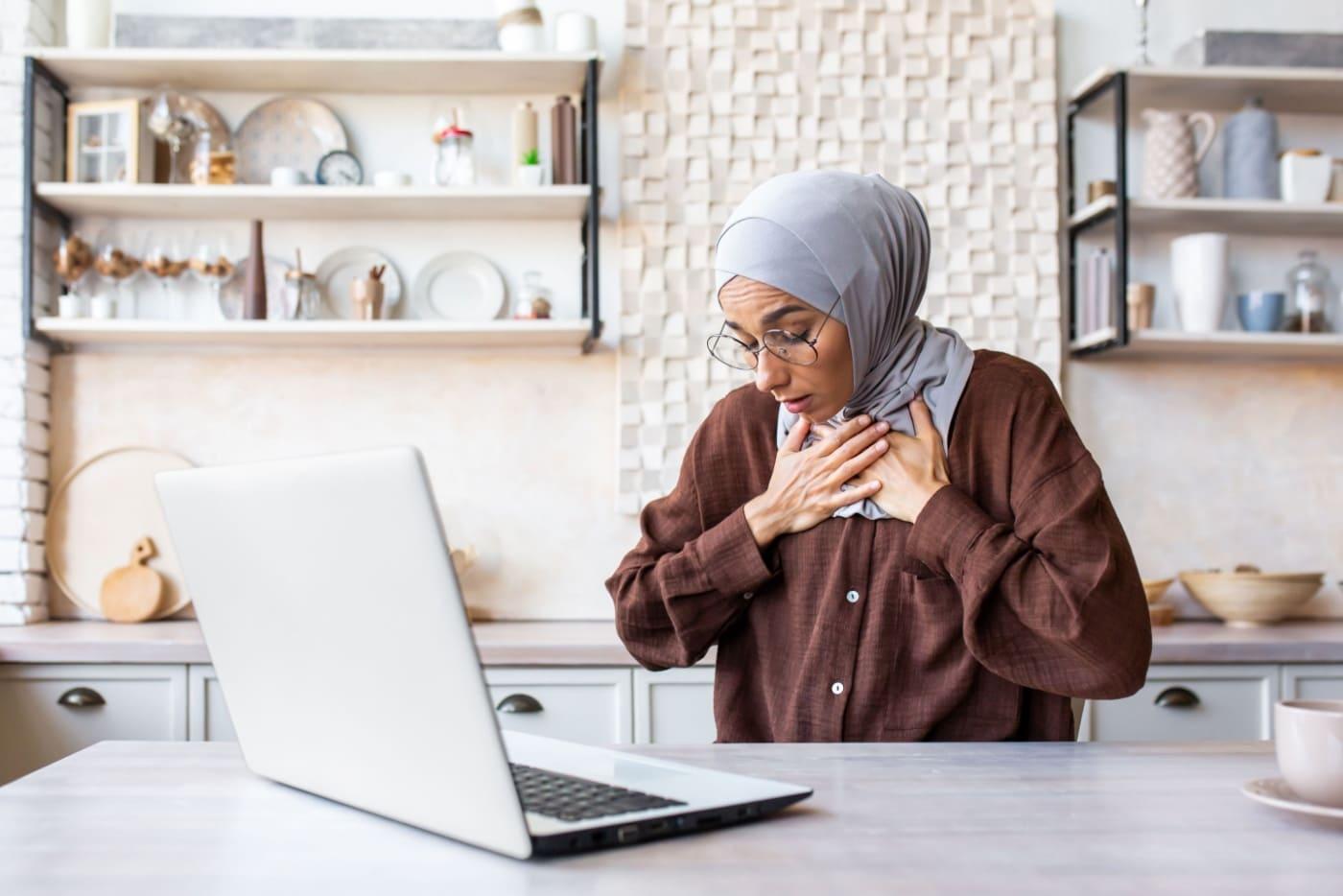 Pedih Perut & Sesak Nafas Ketika Puasa? Ini 6 Tanda Gastrik Jangan Diabaikan