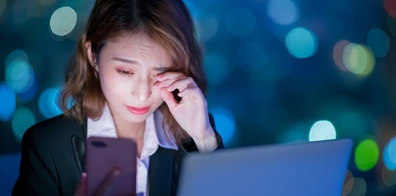 Sakit Mata Tengok Telefon Pintar Lama-lama? Pasang Pelindung Skrin Kalau Tak Nak Mata Rosak!