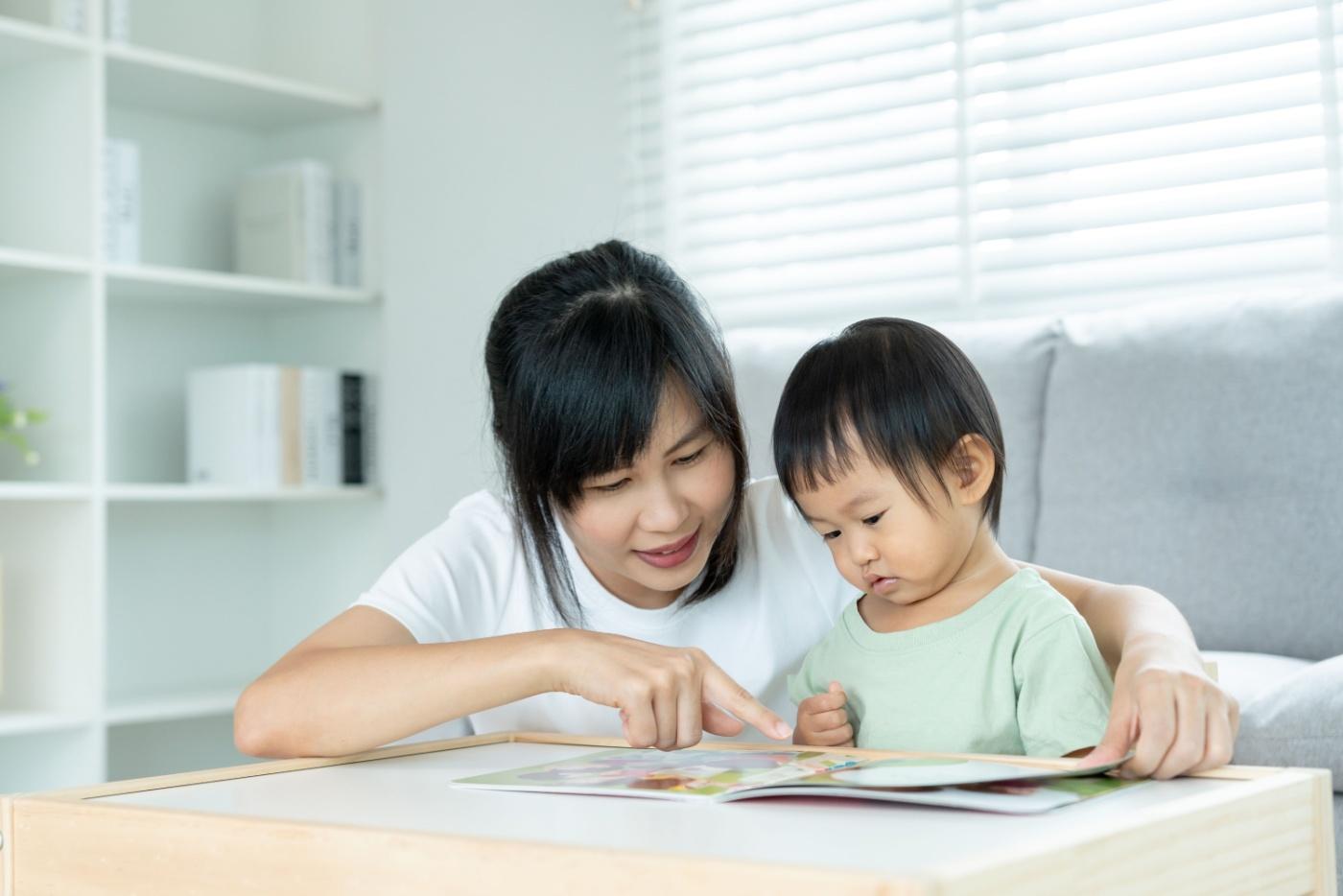 Suka Membaca Buku Bersama Si Kecil? Ada 7 Sebab Anda Harus Guna Suara Yang KUAT