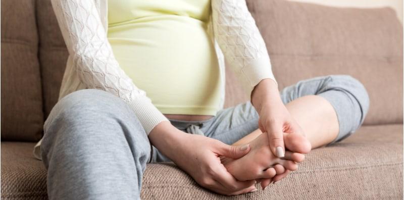 Jangan Biarkan Kaki Bengkak Masa Hamil Terus Menyakiti Anda, ATASI Dengan 6 Cara Ini!