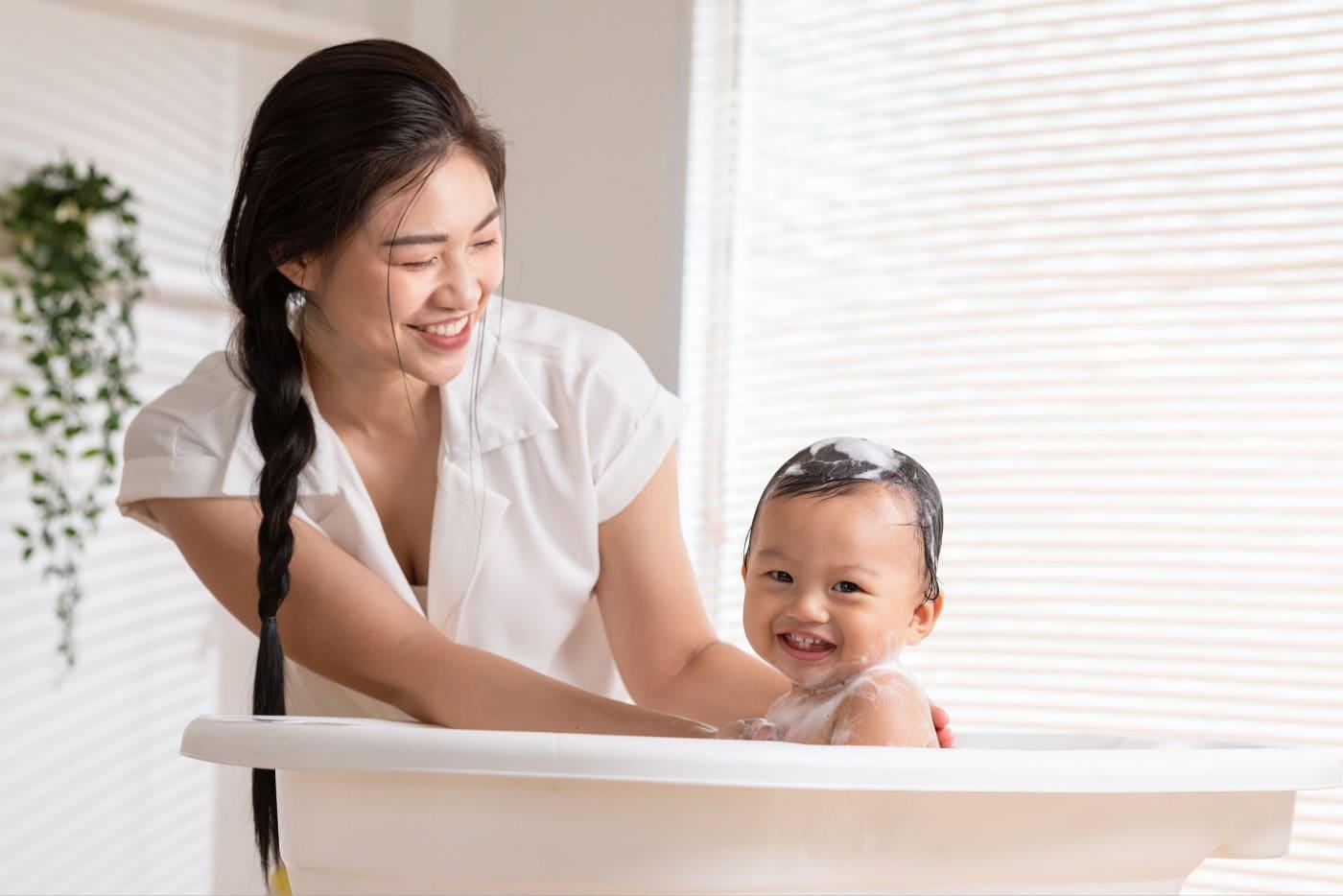 Si Kecil Merengek Nak Mandi Bersama? Mama, Lakukan 7 Perkara Ini