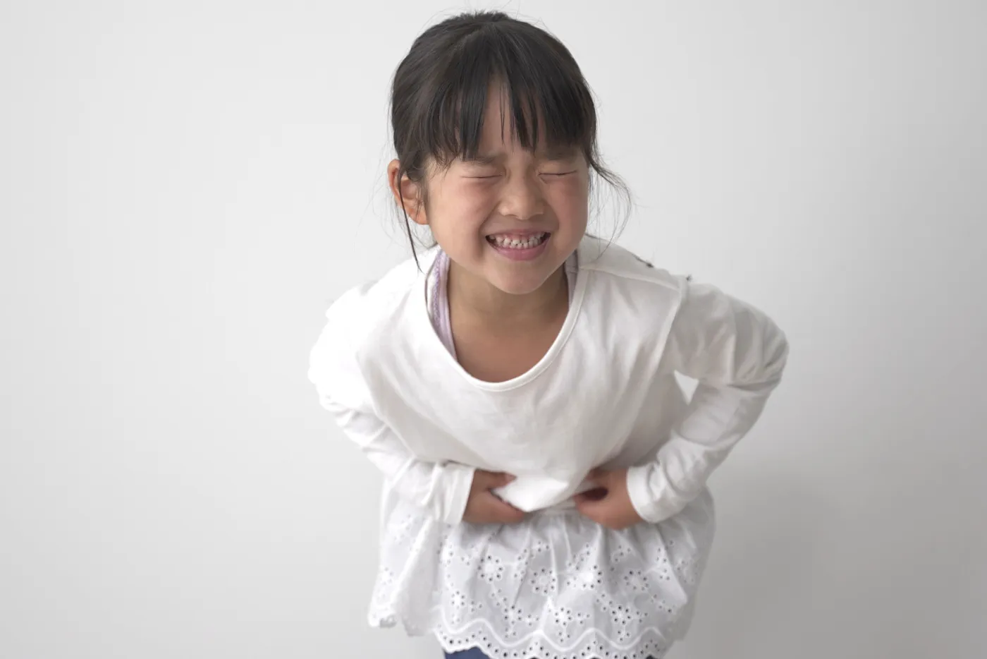 Anak Asyik Mengadu Sakit Perut, Ini 5 Puncanya Yang Parents WAJIB Tahu!