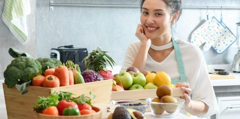 Anda Gemar Makan Makanan Mentah? Sebenarnya, Ada Pro & Kontra Diet 'Raw Food'