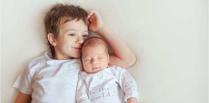 Nak Elak Anak Pertama Terasa Dengan Kehadiran Baby Baharu? Ibu, Boleh Cuba Tip Ini