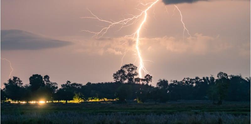 Elak Disambar Kilat Petir, Ketahui Fakta & Mitos Mengenainya!