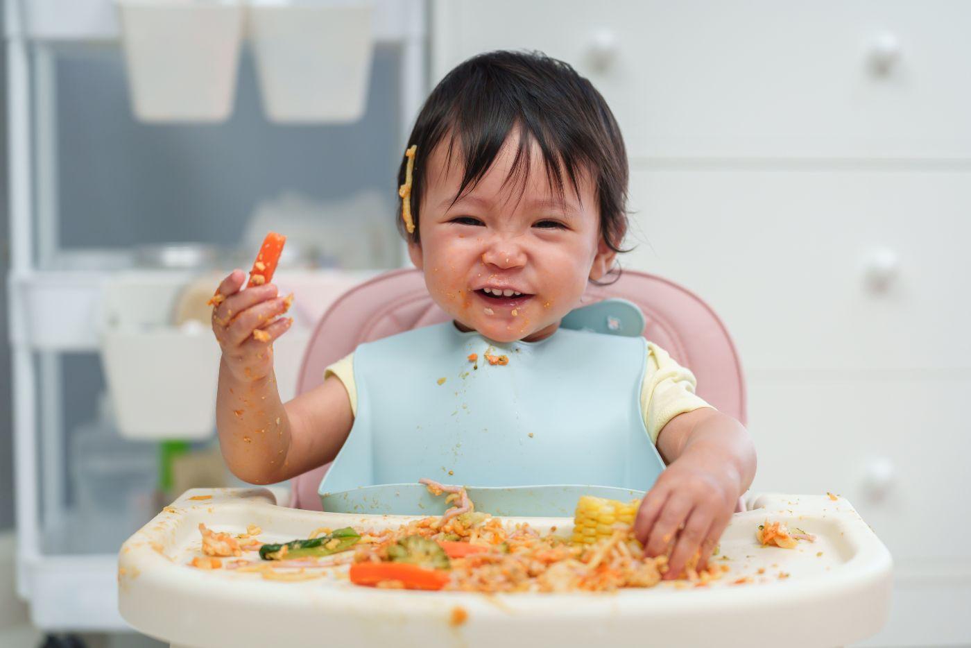 Anak Suka Suap Makanan Sendiri? Ibu, Jangan Halang! Ini Kepentingannya