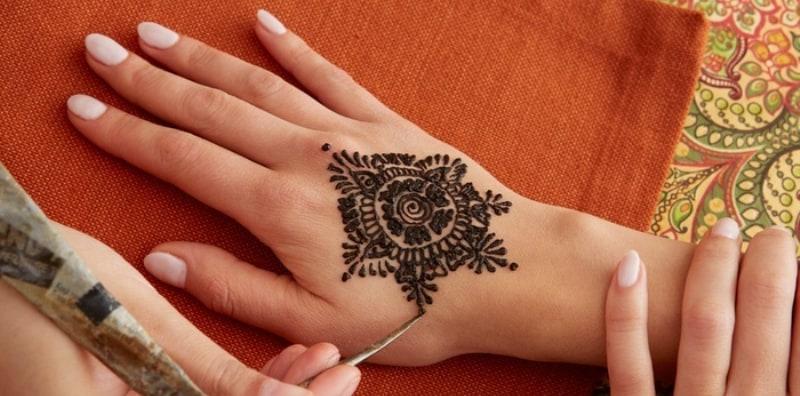 BAHAYA! Benarkah Pakai Inai Hitam (Henna) Boleh Buat Kulit Berparut Kekal?