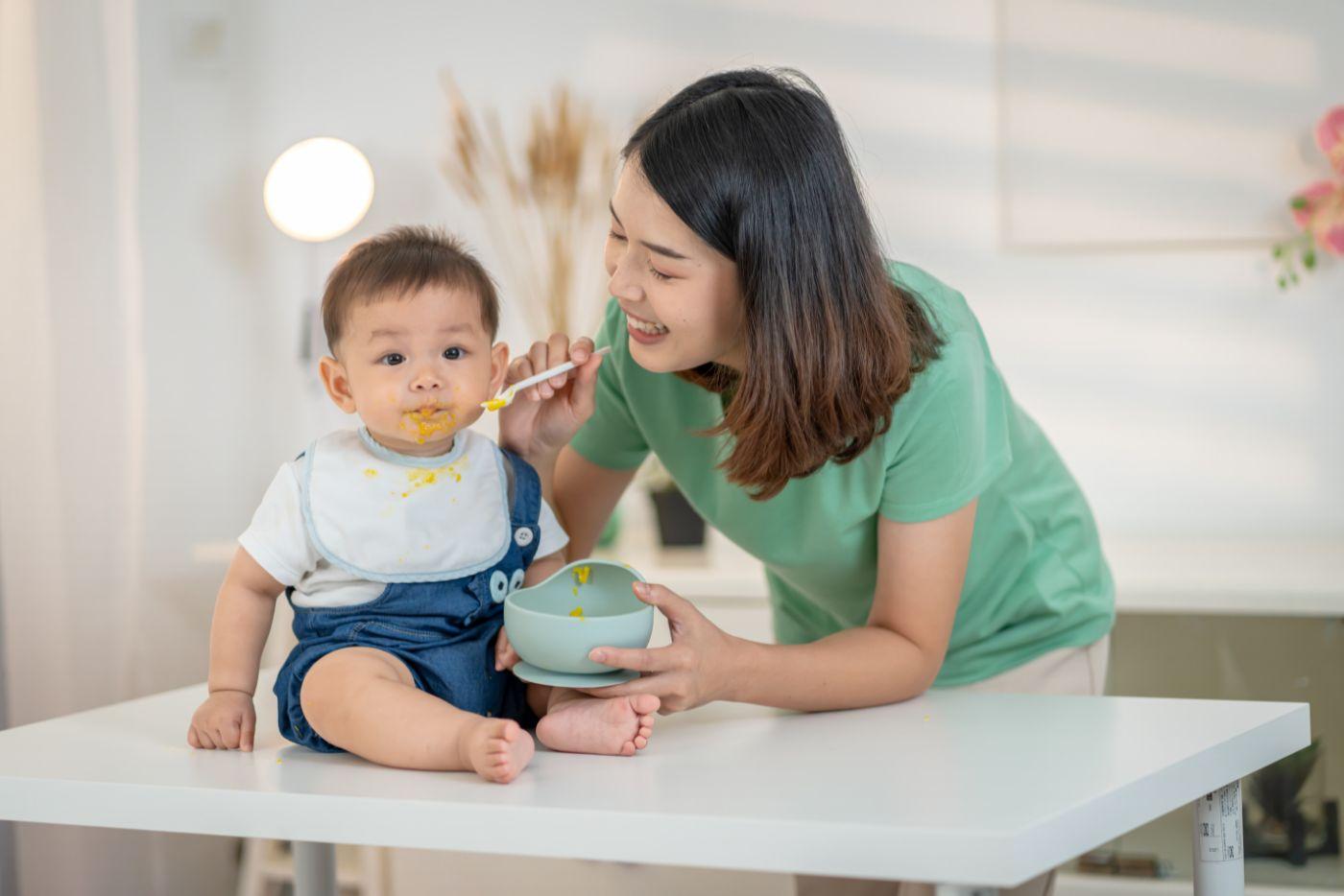 Bayi Kurang Menyusu Bila Dah Start Makan? Ini Tip Seimbangkannya