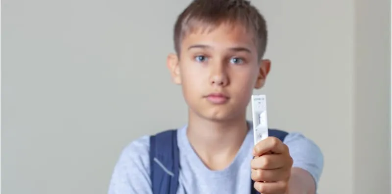 Sudah Ada Kit Ujian COVID-19 Untuk Kanak-Kanak, Caranya Macam Hisap Lolipop!