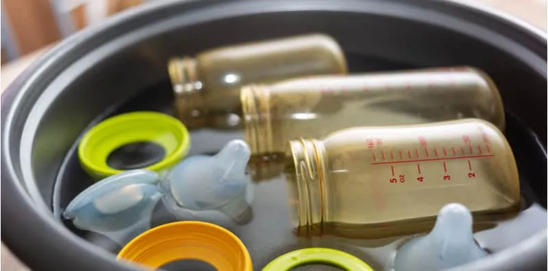 Ikut 4 Cara Sterilkan Botol Susu Ini, Barulah Anak Tak Muntah Dan Sakit Perut!