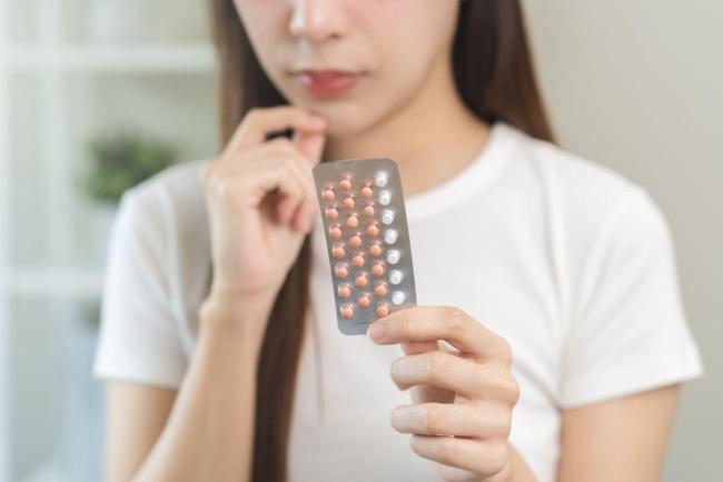 Jerawat Teruk Tak Habis-Habis? Ramai Kata Pil Perancang Boleh Bantu – Tapi Betul Ke?