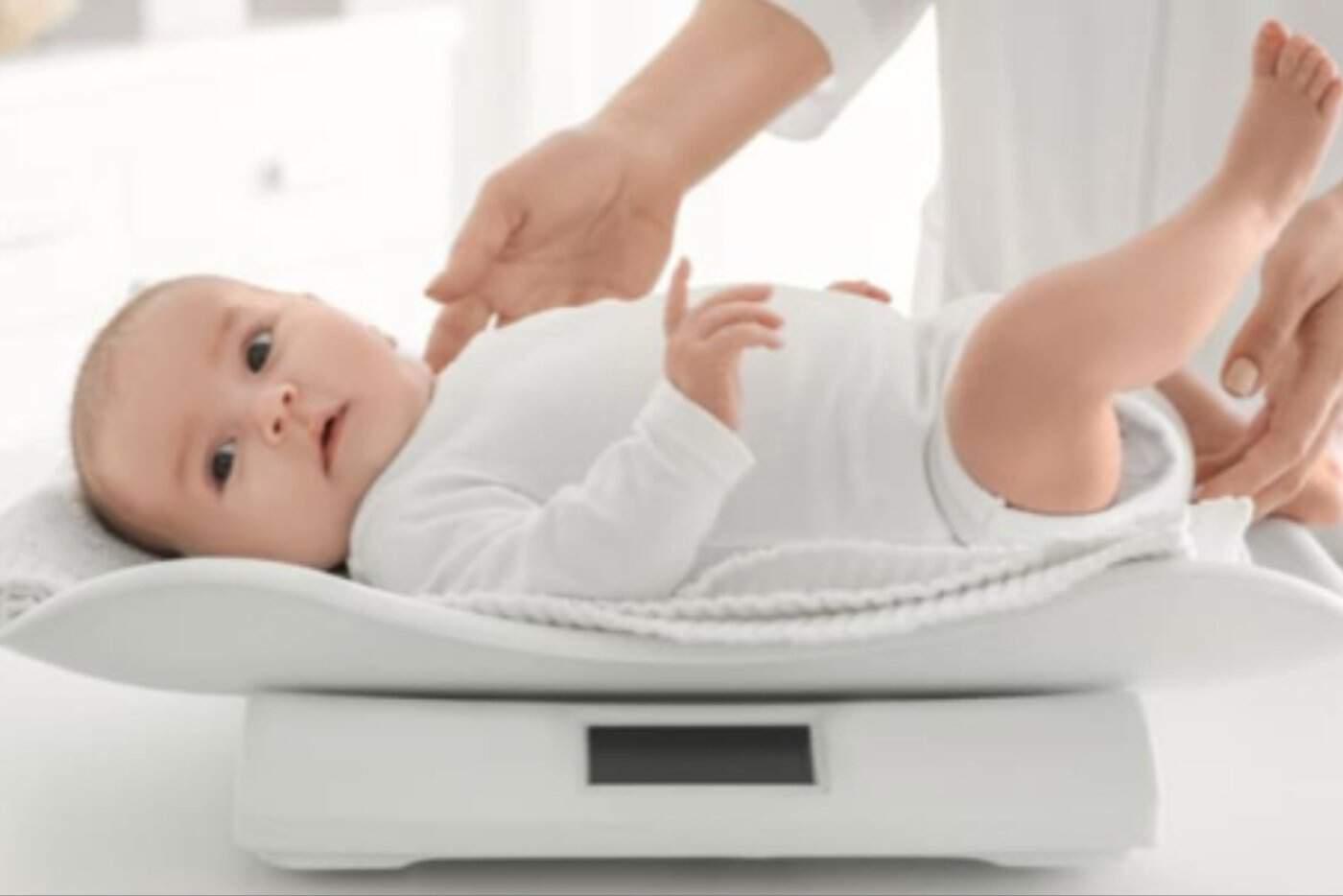 Ibu Runsing Si Manja Tak Cukup Berat? Bertenang, Ini Carta Berat Normal Bayi Ikut Umur