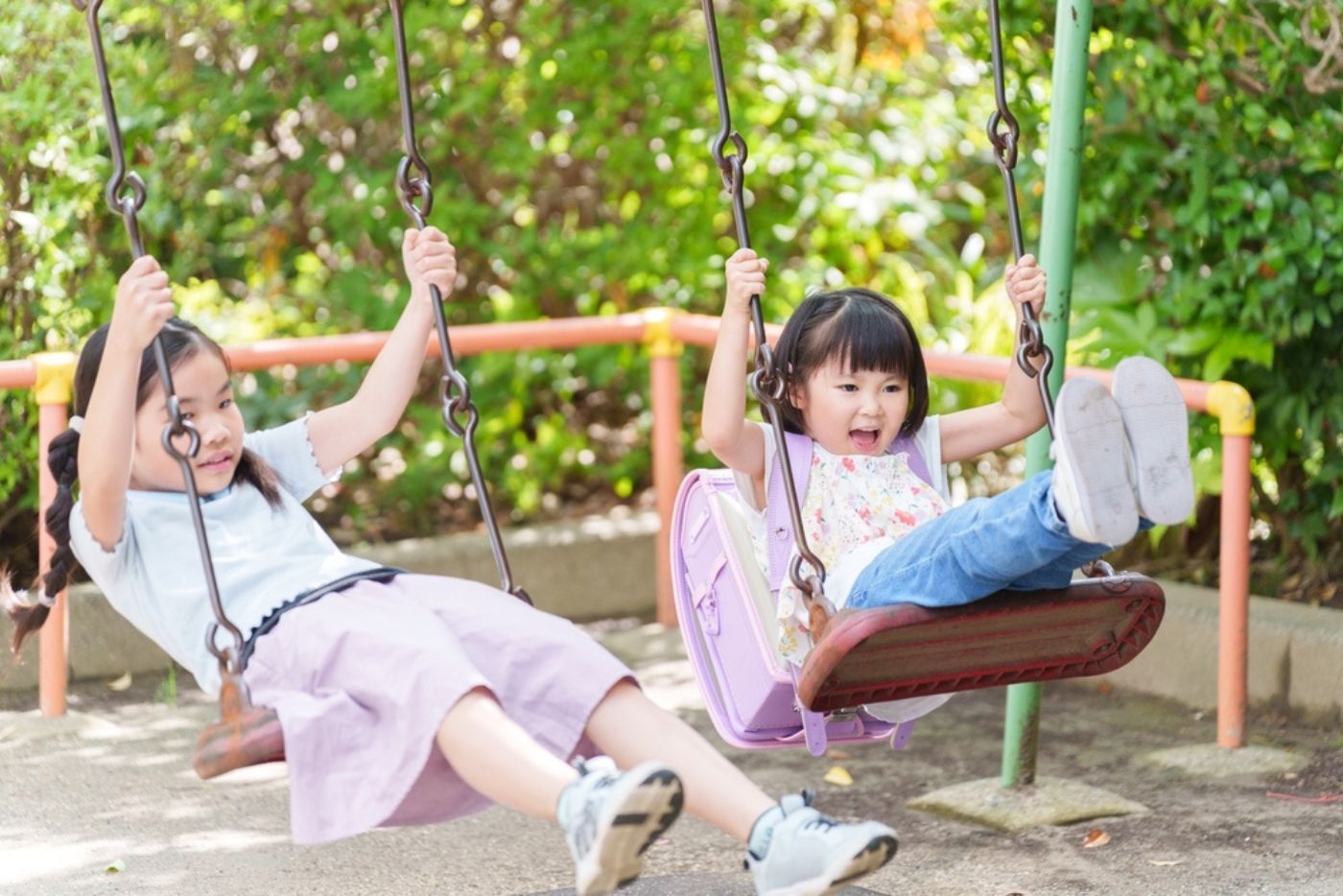 Anak Suka Main Buaian Di Taman Permainan? Ini 9 Manfaat Untuk Perkembangan Si Kecil!