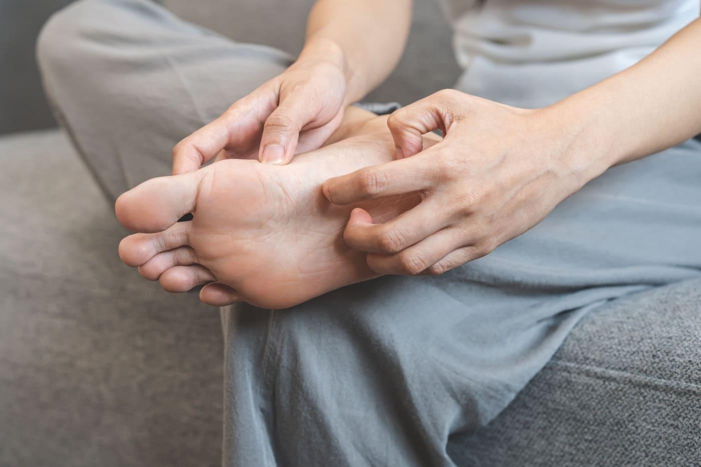 Garu Kaki Waktu Malam Sampai Berair? Jangan Abaikan, Itu Boleh Jadi Tanda Diabetes!