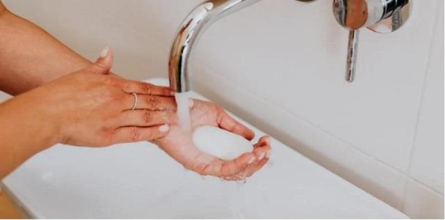 Sabun Mandi Untuk Kulit Gatal Alergi: Ikut 5 Panduan Ini Sebelum Beli!