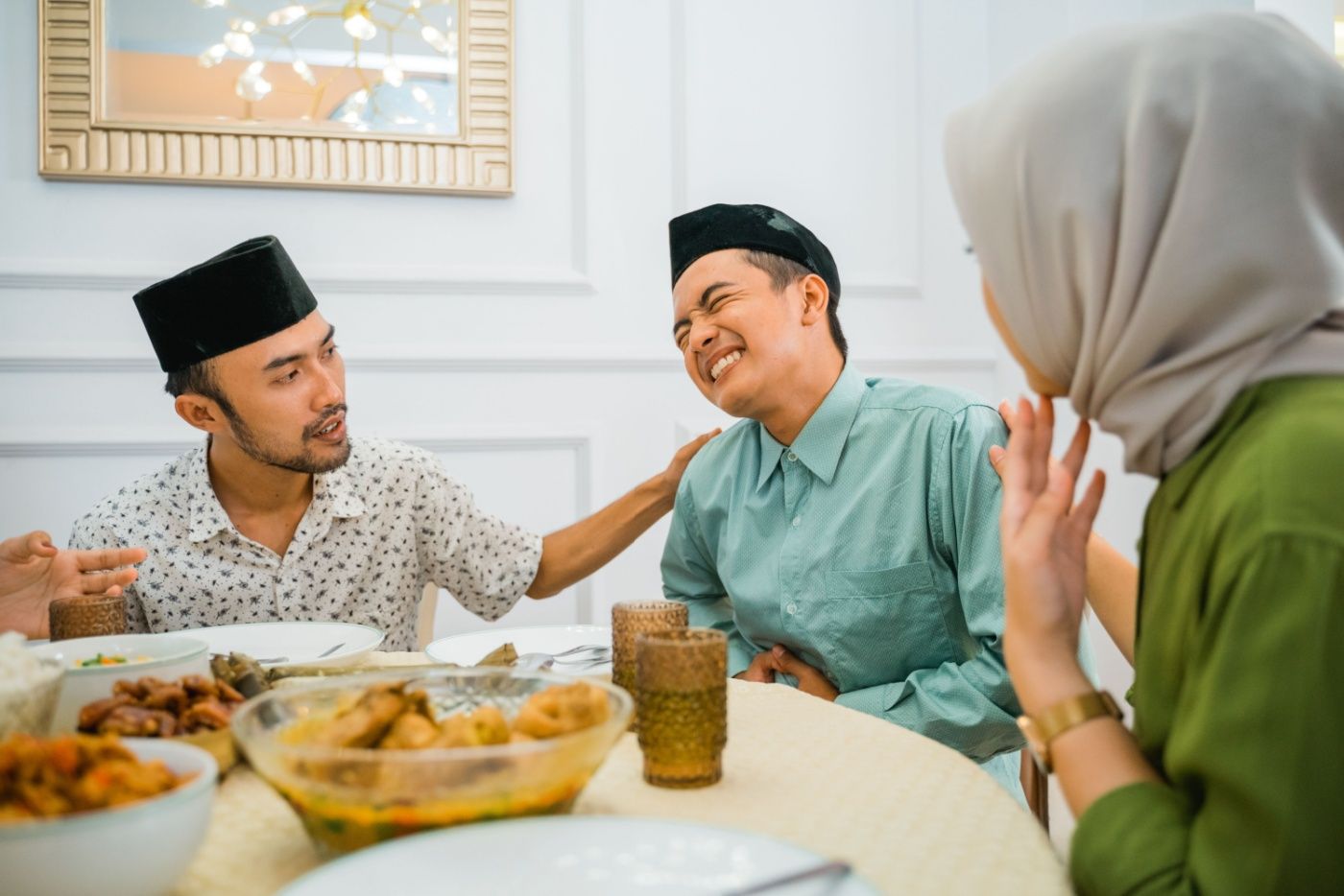 Lepas Makan Juadah Raya Terus Rasa Tak Selesa? Ini 6 Cara Hilangkan Senak Perut