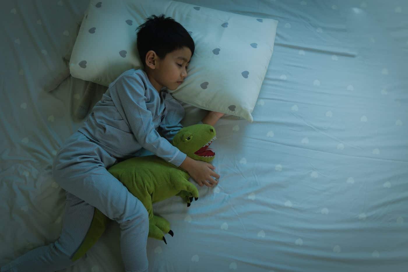Nak ‘Pisahkan’ Anak Dengan Bantal Busuk? Ibu Boleh Cuba 9 Cara Ini, BERKESAN!