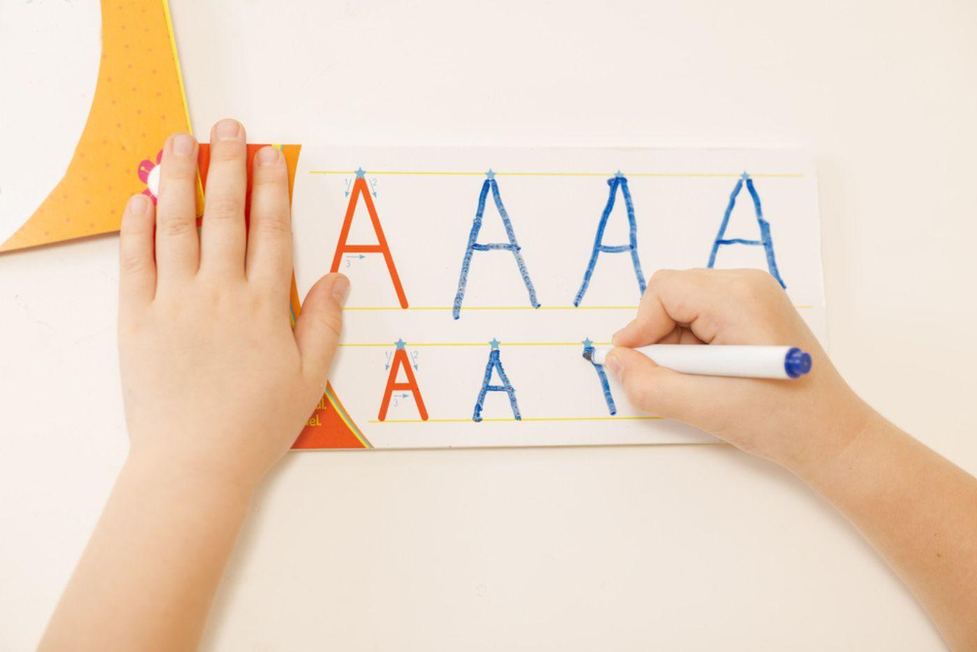 Tip Ajar Anak Tulis ABC? Mama Boleh Mula Dengan 5 Cara Ini, Baru Si Kecil Seronok!