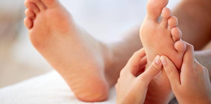 Nak Urut Tapak Kaki Pasangan? Jom Belajar Urutan Refleksologi Kaki, 15 Minit Saja!