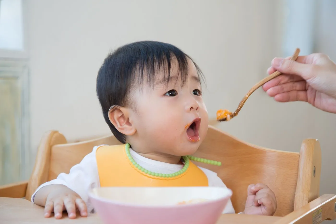 Ini 3 Cara Perkenalkan Makanan Tekstur Pada Bayi 7-9 Bulan, Penting Untuk Perkembangan Baby!