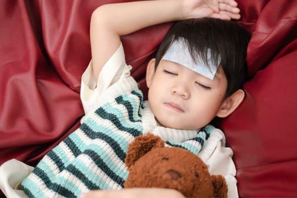 Petua hilangkan demam panas anak
