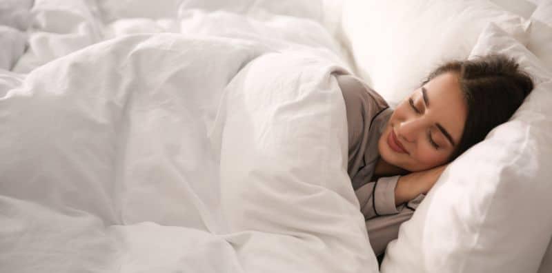 Kenapa Ada Yang Suka Tidur Dengan Selimut Walaupun Panas?