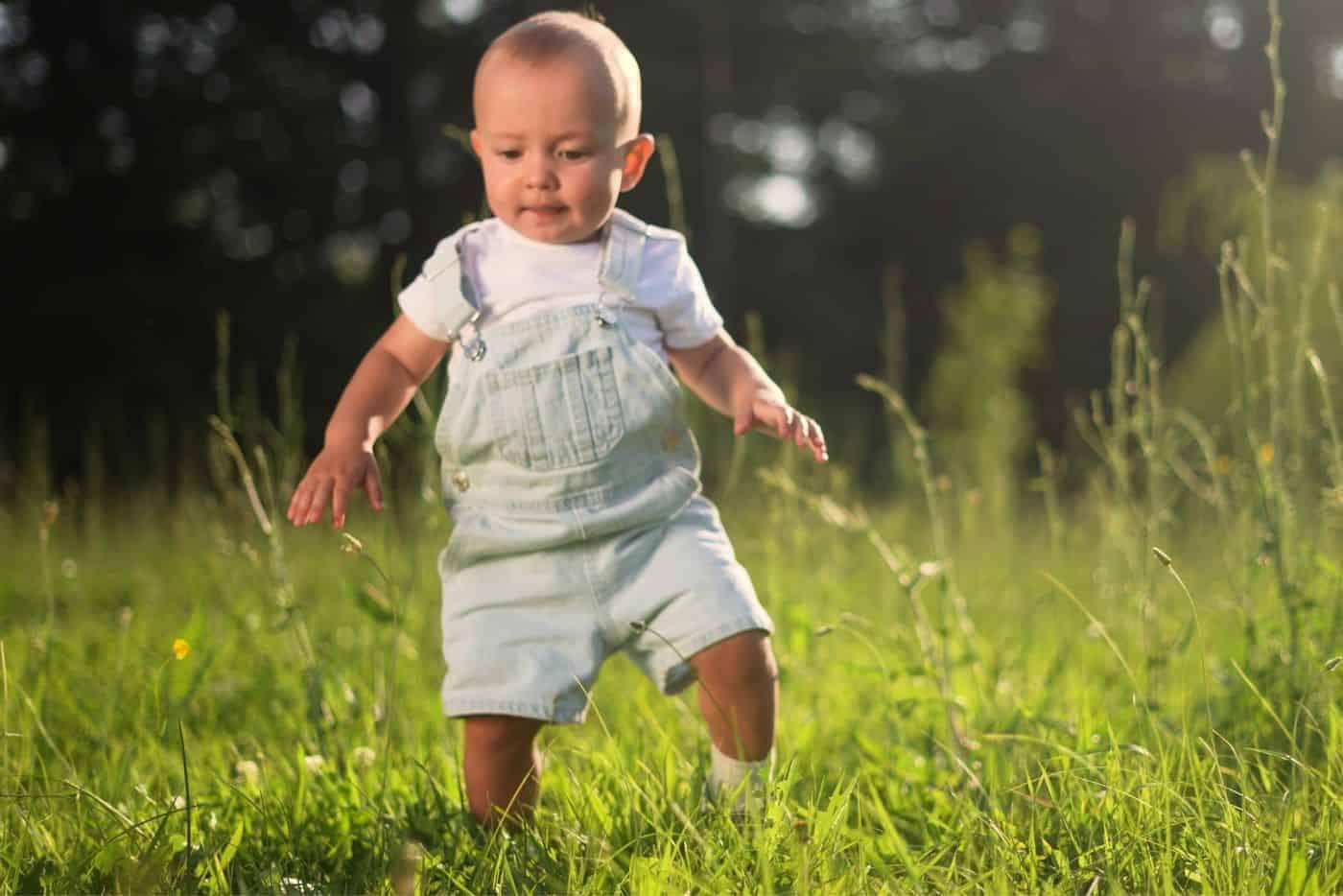 Anak Geli Pijak Rumput? Jangan Biarkan! Ini 8 Tanda Anak Alami Gangguan Deria Sentuhan