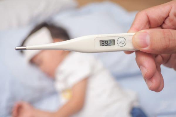 Petua hilangkan demam panas anak