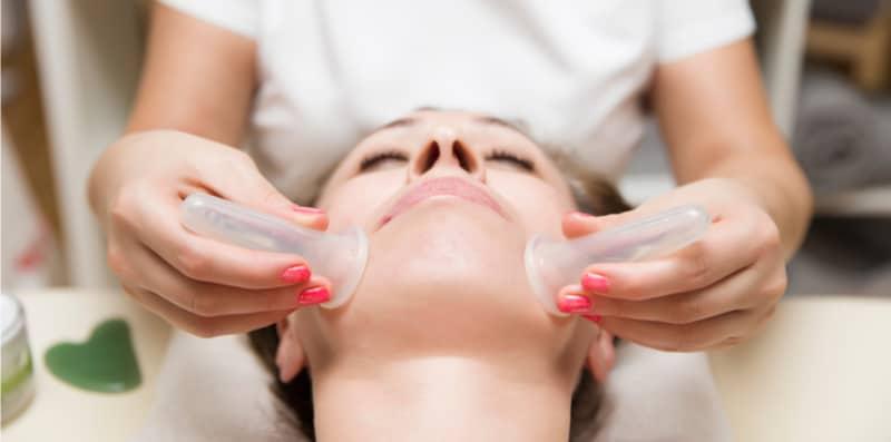 WOW! Berbekam Pada Muka Boleh Bantu Kurangkan Jerawat? Menarik!