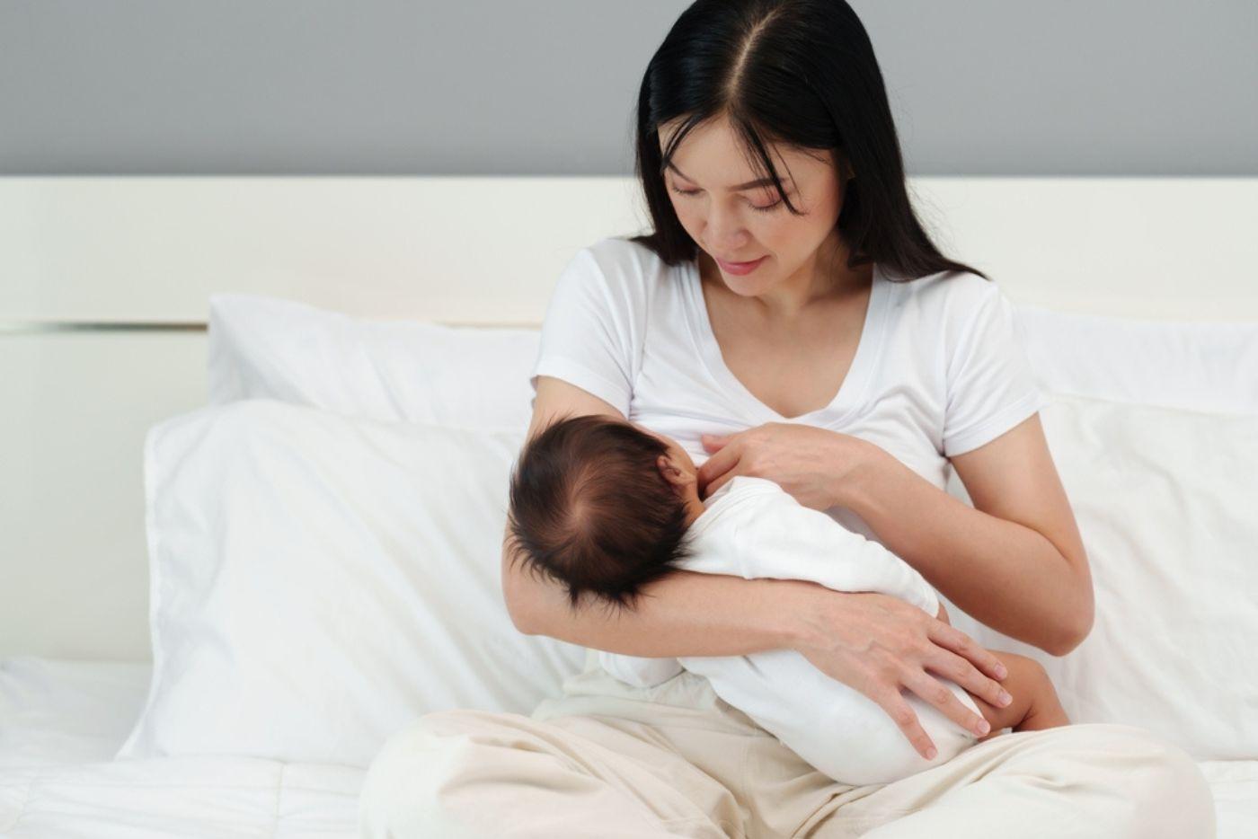 Ini Posisi Tidur Terbaik Selepas Bayi Menyusu, Elak Muntah Susu & SIDS!