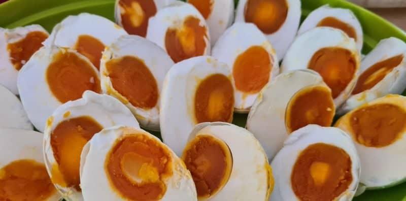 Nak Buat Telur Masin? Tak Perlu Ada Telur Itik, Guna Telur Ayam Pun Boleh!