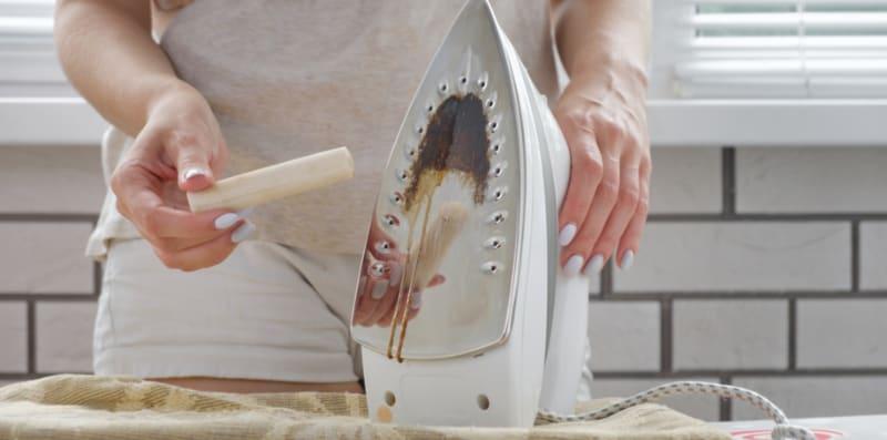 Ada Kesan Hitam Melekat Pada Seterika Lama? Cuba 6 Cara Ini Hilangkan Kotor Pada Iron!