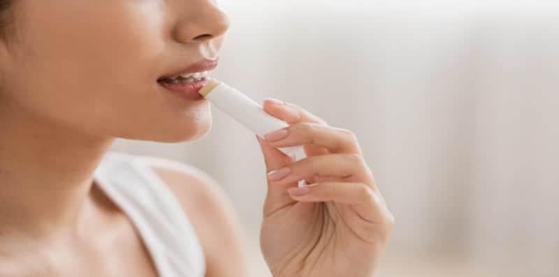 Lip Balm Boleh Atasi Masalah Bibir Kering Tapi Pastikan Ada 8 Bahan PENTING Ini!