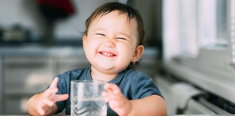 Ibu, Jangan Bagi Bayi Minum Air Putih Sebelum Tiba Usia Ini! Jika Tidak...