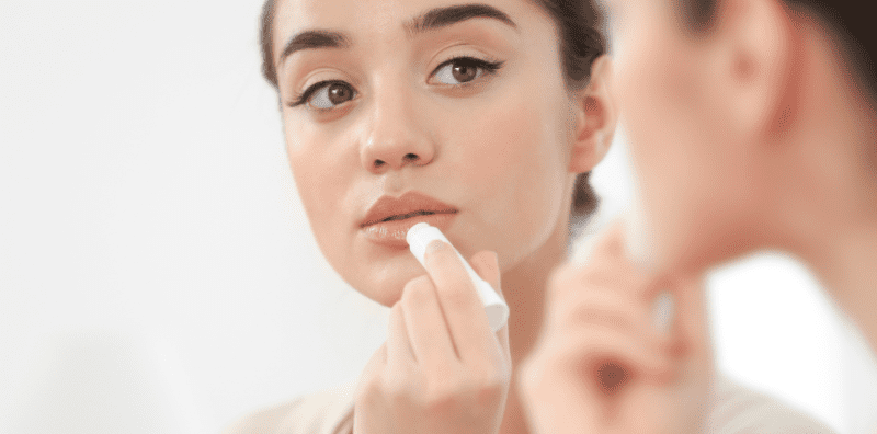 Bagaimana Ingin Buatkan Bibir Kembali 'Bernyawa'? Ini Tip Beli Lip Balm Untuk Bibir Hitam!