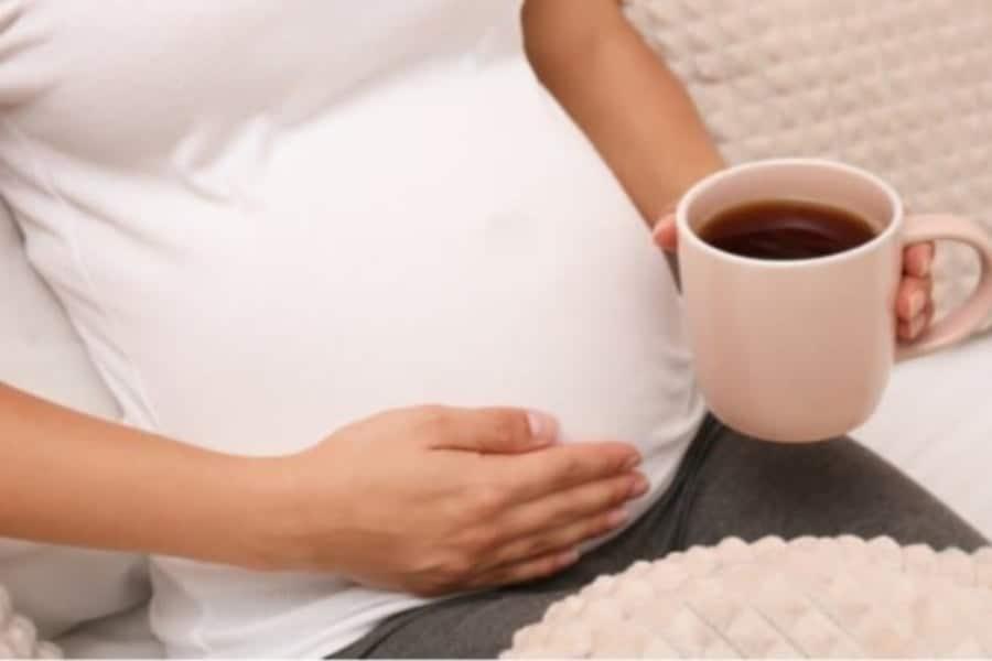 Ini 9 Jenis Air Yang Ibu Hamil Tak Boleh Minum, Ada Risiko BAHAYA Pada Bayi!