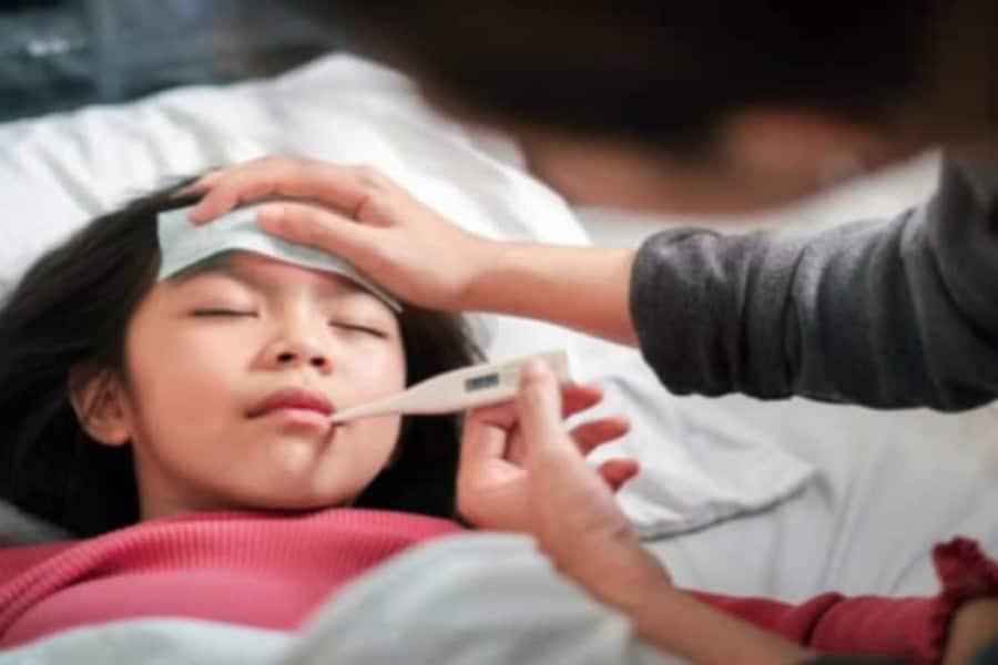 Badan Si Kecil Tiba-tiba Panas? Ibu, Cuba 5 Cara Ini Turunkan Suhu Badan Anak!